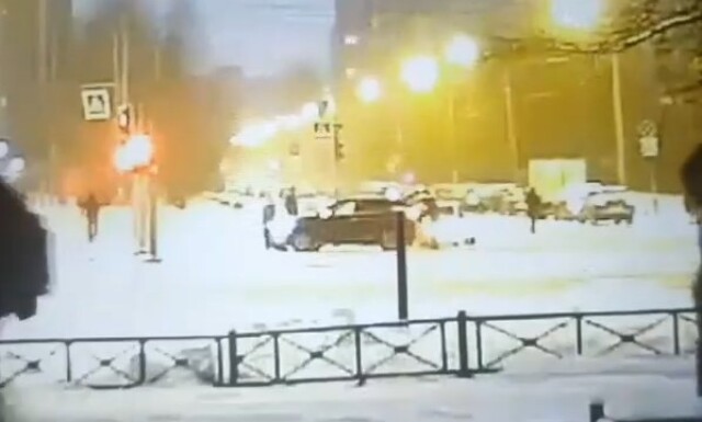 Сразу две аварии произошли за две минуты на одном перекрестке в Санкт-Петербурге 