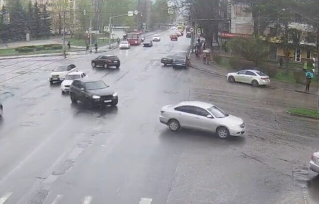 Авария в Ярославле: один разворачивался, а другой ехал на желтый 