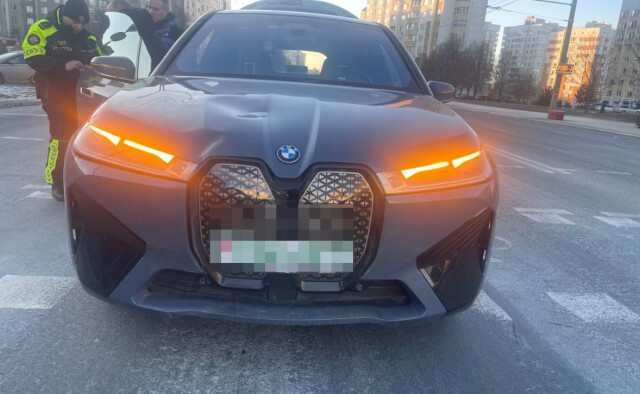 «Нажал на газ вместо тормоза»: BMW сбил семейную пару с ребенком на пешеходном переходе в Минске 