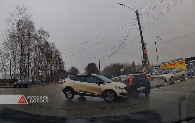 Renault и Ford столкнулись на Кинешемском шоссе в Костроме