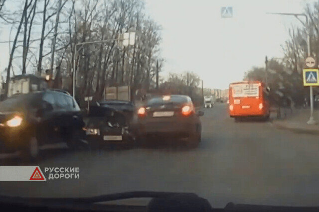 Три автомобиля столкнулись на Слободском тракте в Кирове