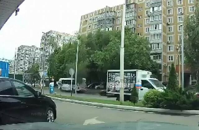 Автобус врезался в дерево в Краснодаре