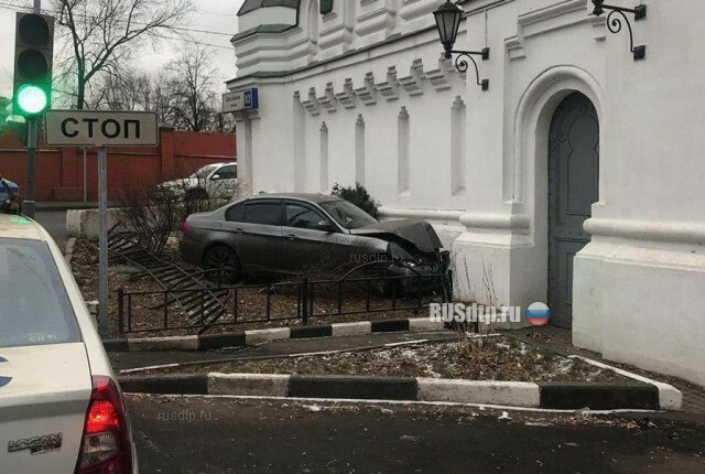 В Москве полицейский на BMW врезался в стену монастыря. ВИДЕО 