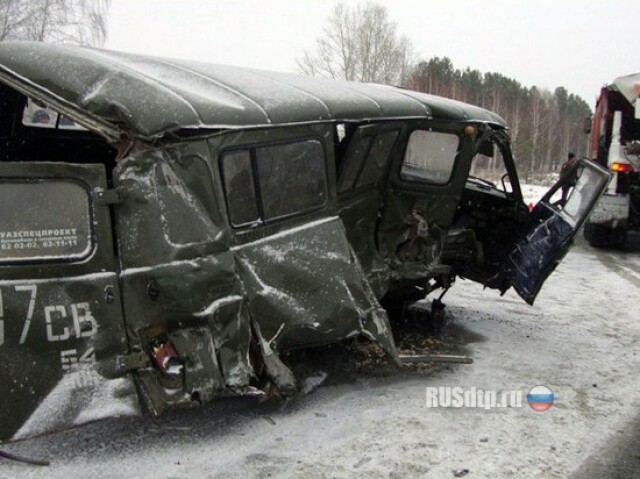 Грузовик вытолкнул УАЗ на встречку 