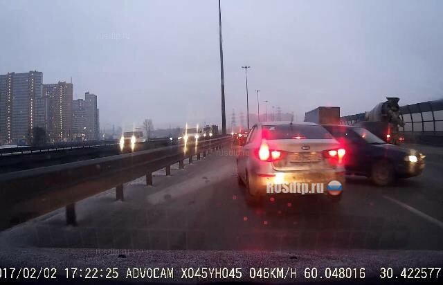 16 автомобилей столкнулись на КАД в Санкт-Петербурге