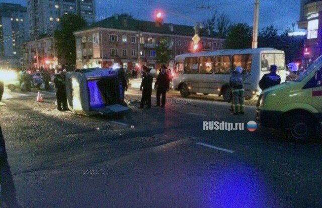 В Белгороде автоледи перевернула полицейскую машину 