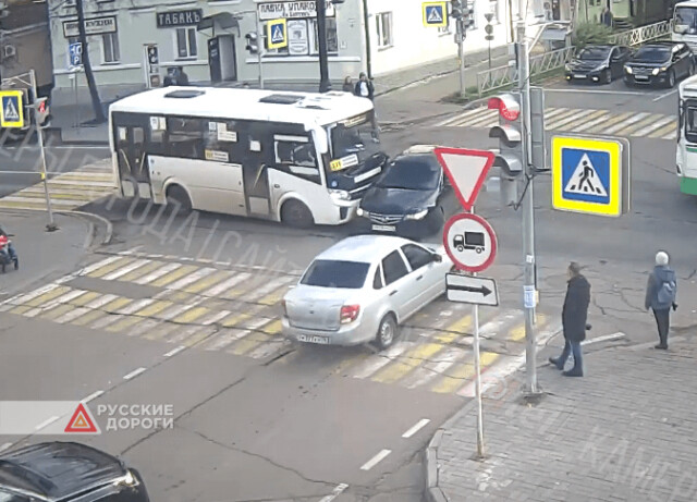 Автобус и легковой автомобиль столкнулись в Рыбинске