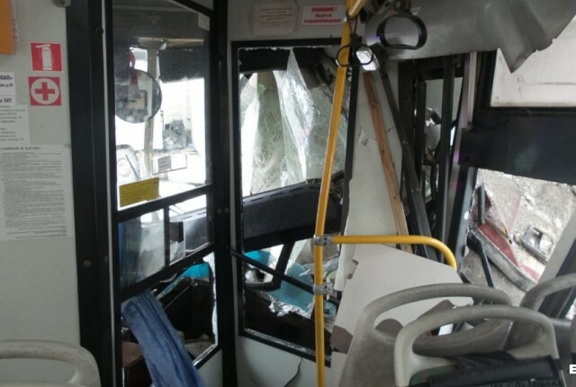 В Екатеринбурге автобус врезался в грузовик. 9 человек пострадали 