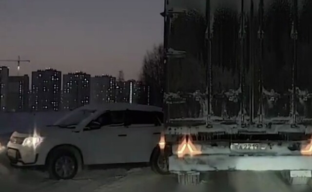 В Нижнем Новгороде легковой автомобиль занесло и выбросило под встречную фуру 