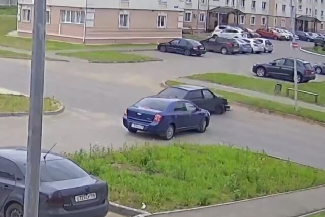 «Лада» врезалась в столб в ЖК «Светлый» в Казани 