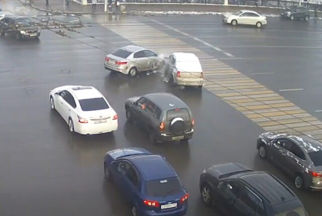 В Рязани водитель автомобиля Kia проехал перекресток на красный и попал в ДТП