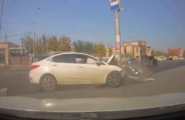 В Волгограде пьяный водитель не справился с управлением и врезался в столб 
