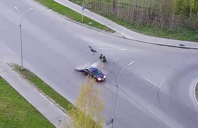Мотоцикл столкнулся с автомобилем на перекрестке в Петрозаводске