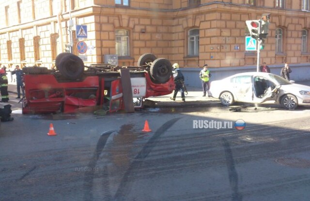 В Петербурге произошло ДТП с пожарной машиной 