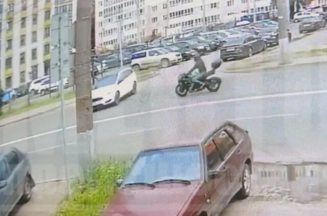 В Кирове девушка на «Форде» выезжала со двора и столкнулась с мотоциклом