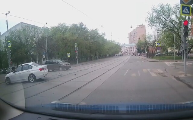 ДТП в Москве: девушка на BMW проехала на красный