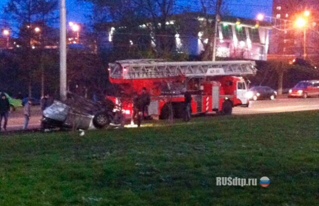 В Красноярске Тойота врезалась в столб 