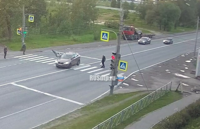 Женщина сбила пешехода на Таллинском шоссе и увезла его в неизвестном направлении