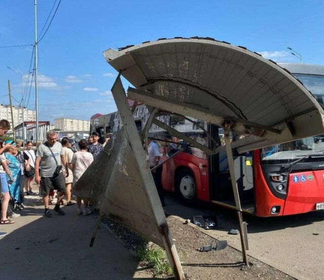 В Казани автобус врезался в остановку, избегая наезда на пешехода 