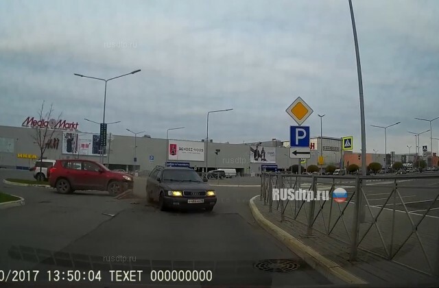 Авария на парковке у Меги в Санкт-Петербурге