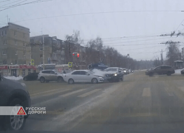 Три автомобиля столкнулись на перекрёстке Циолковского — Гайдара в Дзержинске