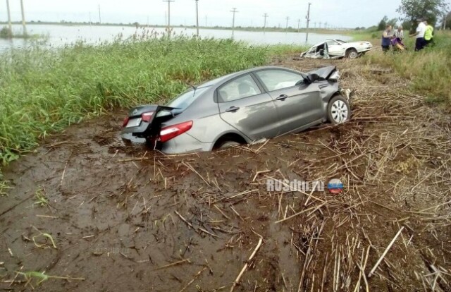Две машины оказались в болоте в результате ДТП в Астраханской области 