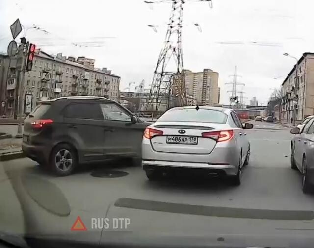ДТП на пересечении улиц Омской и Торжковской в Санкт-Петербурге