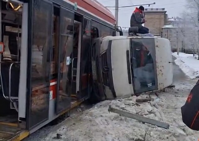 Mercedes столкнулся с трамваем в Петербурге