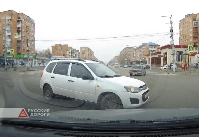 Жесткое ДТП с участием Nissan AD и «Лада Калина» в Сыктывкаре