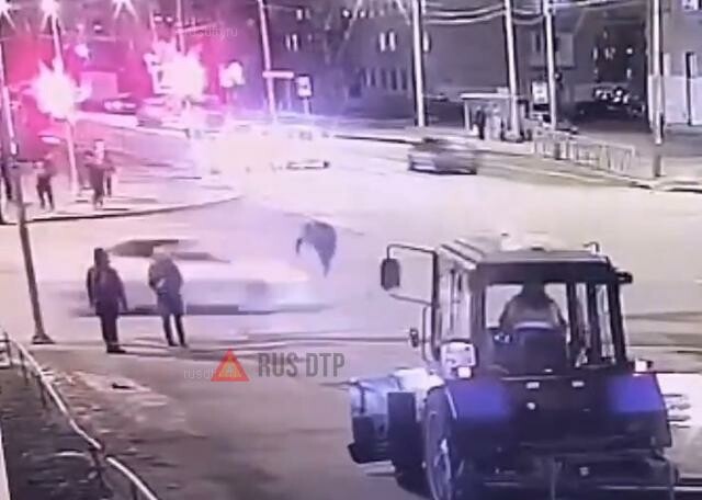 Пьяный пешеход попал под колеса автомобиля в Петербурге