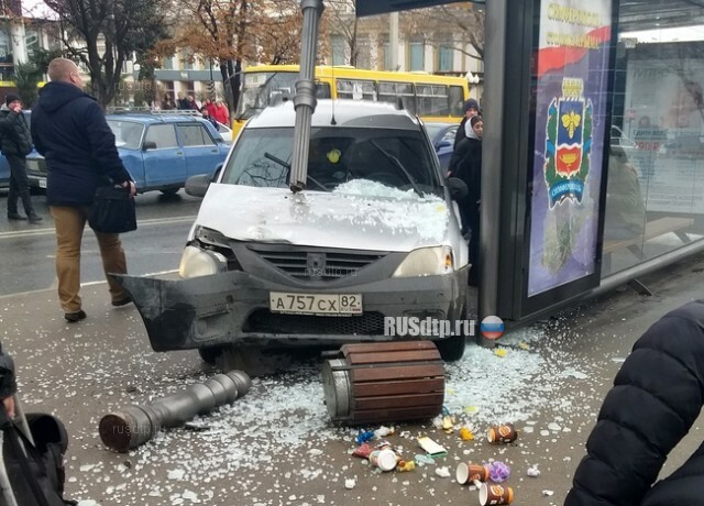 В Симферополе автомобиль врезался в остановку с людьми. ВИДЕО 