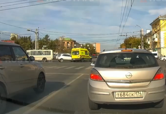 В Челябинске столкнулись скорая помощь и автомобиль
