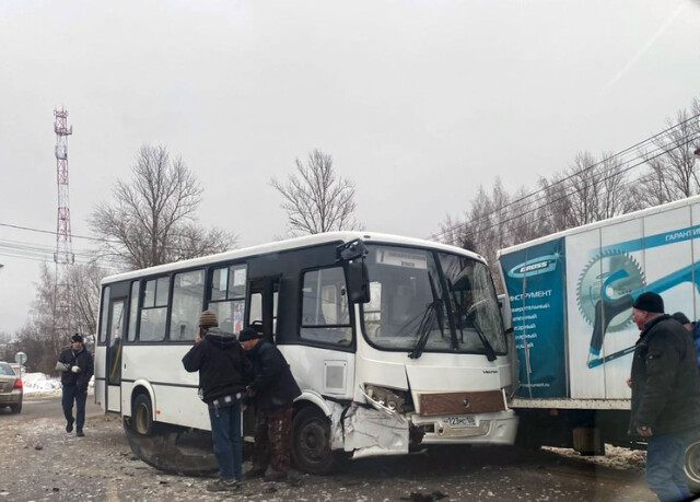 Автобус, легковой автомобиль и грузовик столкнулись в Переславле-Залесском 