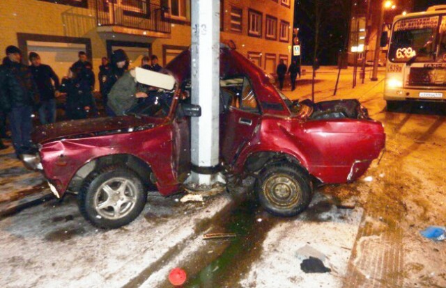 В Петербурге двое парней едва не погибли, дрифтуя на дороге 