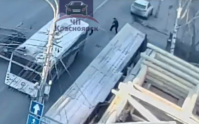 В Красноярске пешеход прыгнул под колеса автобуса 
