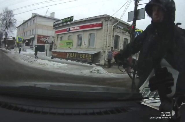 В Нижегородской области водитель автомобиля не пропустил парня на электросамокате 
