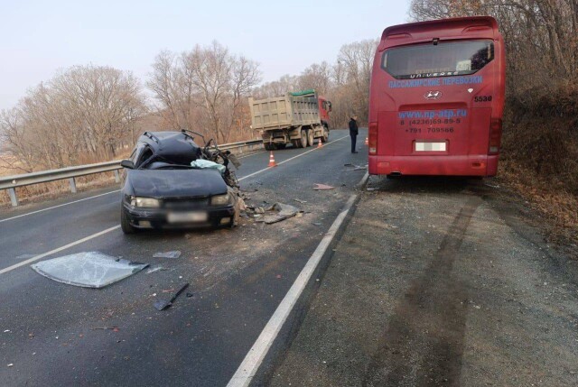 В Приморье легковой автомобиль выехал на встречную полосу и столкнулся с автобусом 