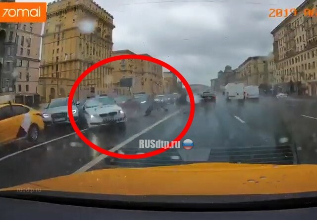 ДТП машиной ДПС  на Кутузовском проспекте попало на видео 