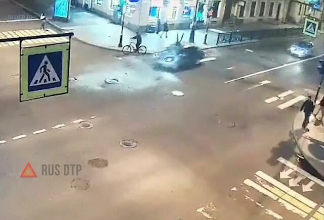 В Петербурге автомобиль насмерть сбил женщину