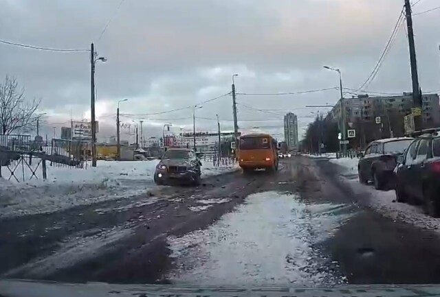 В Петербурге школьный автобус врезался в BMW