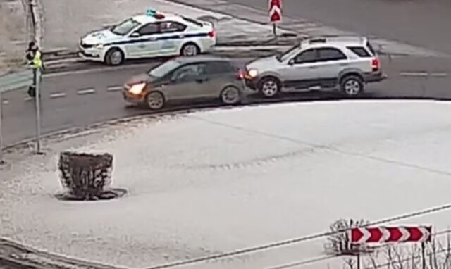 Инспектор ДПС спровоцировал ДТП на перекрестке с круговым движением в Красноярске 