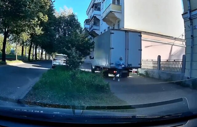 В Коломне водитель «Газели», двигаясь по задним ходом по тротуару, сбил женщину