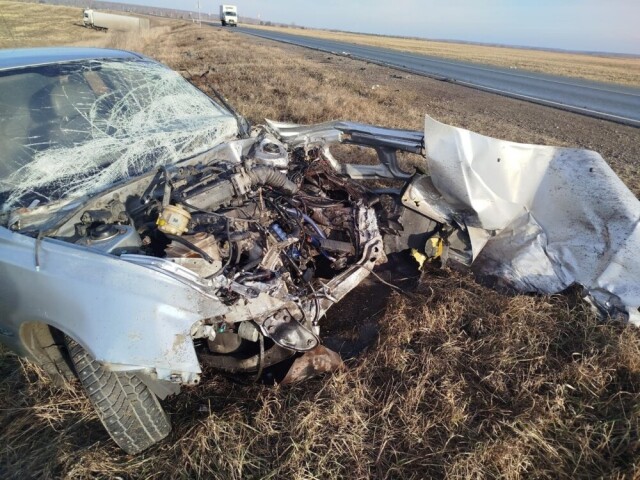 Hyundai Accent столкнулся с фурой в Курганской области 