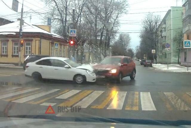 Два «Ниссана» столкнулись на улице Софьи Перовской в Твери 