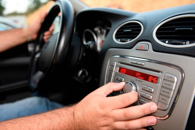 Как прослушивание музыки за рулём влияет на поведение водителей на дороге 