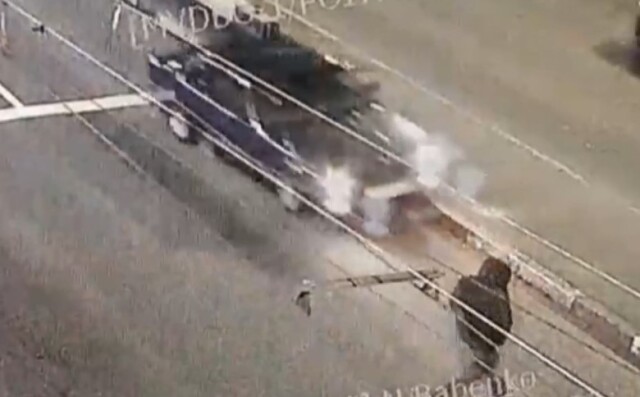 В Калининграде пешеход переходил дорогу в неположенном месте и попал под машину