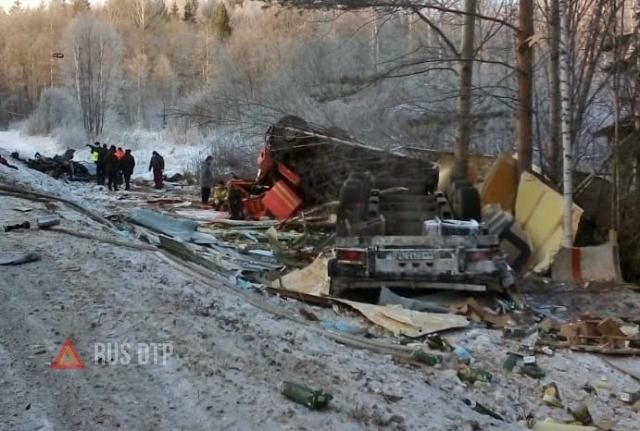 Трое погибли в ДТП с участием фуры и минивена в Котельничском районе 
