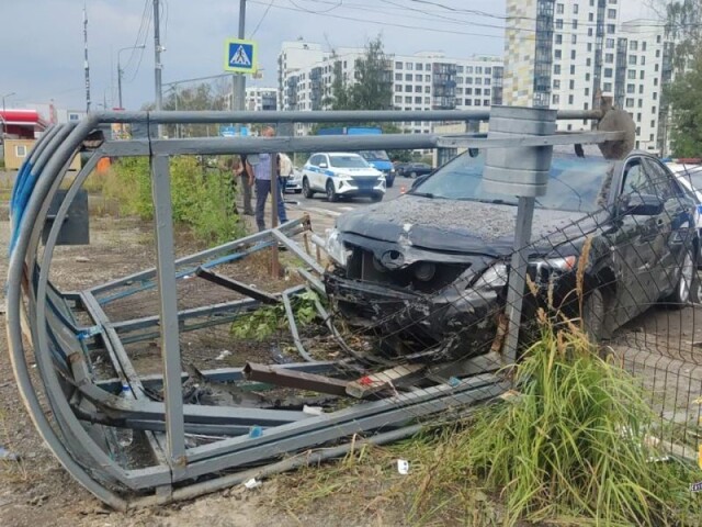 В Подмосковье легковушка вылетела с дороги и врезалась в остановку с людьми 