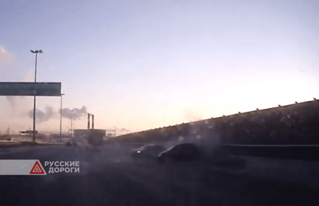 Два автомобиля столкнулись на КАД в Санкт-Петербурге