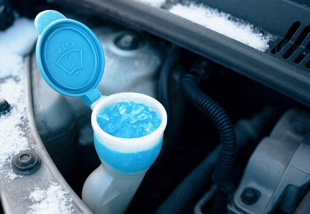 Что делать, если замёрзла стеклоомывающая жидкость? 